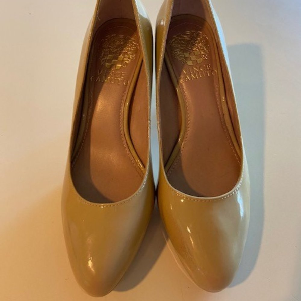 NEW $150 Vince Camuto Nude Patent Leather Pumps 4M - Picture 2 of 8
